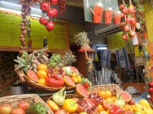 Frutas y salud en el mercadillo de Majané Iehudá en Jerusalén